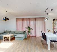 Moderný 4i rodinný bungalov 687m2 | Legionárska | Trenčín - Obývačka a kuchyňa s rohovou sedačkou, jedálenským stolom a strešným oknom v rodinnom dome.