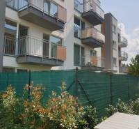 Nový priestranný 3iz. byt s klimatizáciou, balkónom a parkovaním. - Bytový dom na ulici Mahulanka v Pezinku s balkónmi a zeleňou.