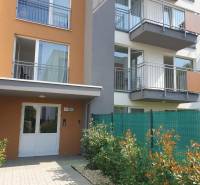 Nový priestranný 3iz. byt s klimatizáciou, balkónom a parkovaním. - Vchod do bytovky na ulici Mahulanka v Pezinku so záhradou pred 3-izbovým bytom.