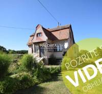 Predaj, rodinný dom Topoľčianky - EXKLUZÍVNE HALO RE... - Rodinný dom v Topoľčiankach s tradičnou architektúrou, obklopený zeleňou a trávnikom.