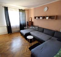 Predaj, rodinný dom Topoľčianky - EXKLUZÍVNE HALO RE... - Obývačka s rohovou sedačkou, stolíkom a parketovou podlahou v rodinnom dome.
