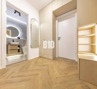 Predaj 3-izbového bytu, Benediktiho, Benediktiho, Bratislava I - Vstupná hala 3-izbového bytu na ulici Benediktiho s drevenou podlahou a osvetlením.