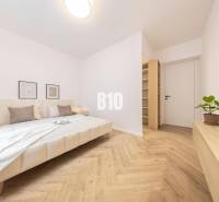 Predaj 3-izbového bytu, Benediktiho, Benediktiho, Bratislava I - Spálňa v 3-izbovom byte s dvojposteľou, so svetlými stenami a drevenou podlahou.