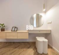 Predaj 3-izbového bytu, Benediktiho, Benediktiho, Bratislava I - Minimalistický interiér s bielym nábytkom a dekoráciami v 3-izbovom byte na ulici Benediktiho.