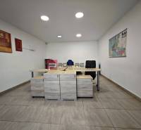 PRENÁJOM - kancelárske priestory 35 m2, Modra - Kancelária na ulici Šúrska s dreveným stolom a mapou na stenách.