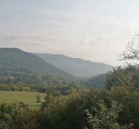 Na predaj chata novostavba  pri Novej Bani - Pohľadu z chaty na zelené kopce a lesy, ideálne pre relax.