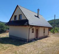 Na predaj chata novostavba  pri Novej Bani - Chata v Horných Hámroch s plechovou strechou a okolitou prírodou, pod modrou oblohou.