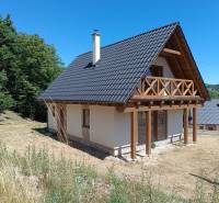 Na predaj chata novostavba  pri Novej Bani - Chata v Horných Hámroch s dreveným balkónom, obklopená prírodou a sviežou zeleňou.
