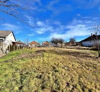 Predaj, pozemok pre rodinný dom   1136 m2 Veľké Ludi... - Pozemok na bývanie vo Veľkých Ludinciach so susediacimi domami a trávnatou plochou.