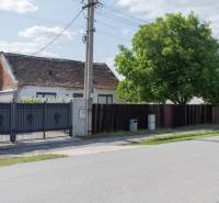 NA PREDAJ pekný slnečný stavebný pozemok na Športovej ulici v Gajaroch - Rodinný dom na ulici Športová v Gajaroch, Pozemky - bývanie s bránou a stromom.