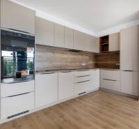 PRENAJOM | 3 Izbový byt + Loggia + Parking. PROMENADA LIVING PARK - Kuchyňa v 3-izbovom byte s drevenou podlahou a vstavanými spotrebičmi.