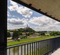 PRENAJOM | 3 Izbový byt + Loggia + Parking. PROMENADA LIVING PARK - Výhľad z balkóna 3-izbového bytu na Napervillskej ulici v Nitre s hradným komplexom.