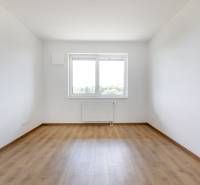 PRENAJOM | 3 Izbový byt + Loggia + Parking. PROMENADA LIVING PARK - Prázdna miestnosť s drevenou podlahou a veľkým oknom v 3-izbovom byte.