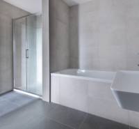 PRENAJOM | 3 Izbový byt + Loggia + Parking. PROMENADA LIVING PARK - Kúpeľňa v 3-izbovom byte s vaňou, sprchovým kútom a umývadlom.