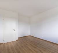 PRENAJOM | 3 Izbový byt + Loggia + Parking. PROMENADA LIVING PARK - Prázdna miestnosť s bielymi stenami a drevenou podlahou, vhodná pre 3-izbový byt.