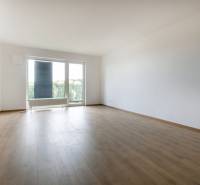 PRENAJOM | 3 Izbový byt + Loggia + Parking. PROMENADA LIVING PARK - Priestranná obývacia izba v 3-izbovom byte s výhľadom cez veľké okno.