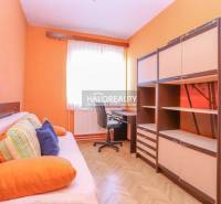 REZERVOVANÉ - Predaj, trojizbový byt s garážou Papra... - Izba v 3-izbovom byte s oranžovými stenami, sedačkou, stolom a skriňami.