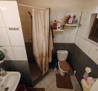 Vaša nová oáza pokoja čaká práve na vás RO Domaša - oblasť Dobrá - Kúpeľňa v chate s WC, sprchovým kútom a bielymi dlaždicami.
