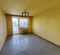 Komfortné bývanie s balkónom na Sídlisku Juh – váš nový domov čaká! - Žltá obývacia izba s balkónom v 3-izbovom byte.