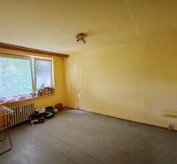Komfortné bývanie s balkónom na Sídlisku Juh – váš nový domov čaká! - Izba s oknom, radiátorom a rôznymi predmetmi v 3-izbovom byte.