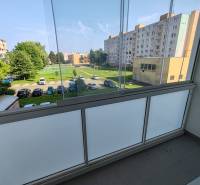 Komfortné bývanie s balkónom na Sídlisku Juh – váš nový domov čaká! - Balkón s výhľadom na parkovisko a zeleň v Sídlisku Juh, Vranov nad Topľou.