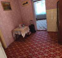 Rodinný dom Obsolovce - Interiér rodinného domu s kobercom, tapetami a nábytkom, vrátane obrazu na stene.