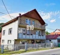 Predaj rodinného domu, Čadca - Rodinný dom v Turzovke s kvetmi na balkóne a satelitnou anténou.