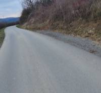 Pozemok snov pri vodnej ploche Domaša – Holčíkovce, Eva - Cesta na Rekreačné pozemky v Holčíkovciach, ulica Eva, obklopená prírodou a kopcami.