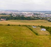 Košice (Luník) – Poľnohospodárska pôda v 1/1 - Poľnohospodárske a lesné pozemky v Košiciach, mestská časť Luník IX, s pozadím mesta.
