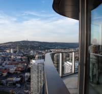 Luxusný 3 izbový byt,155 m2,EUROVEA TOWER,výhľad, 2x parkovanie - Výhľad na Bratislavu z balkóna 3-izbového bytu, ulica Pribinova, na obzore hory.