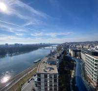 Luxusný 3 izbový byt,155 m2,EUROVEA TOWER,výhľad, 2x parkovanie - Výhľad na ulicu Pribinova s riekou, mesto a budovy, ideálne pre 3-izbový byt.