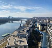 Luxusný 3 izbový byt,155 m2,EUROVEA TOWER,výhľad, 2x parkovanie - Výhľad na rieku a budovy na ulici Pribinova, vhodné pre 3-izbový byt.