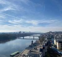 Luxusný 3 izbový byt,155 m2,EUROVEA TOWER,výhľad, 2x parkovanie - Výhľad na rieku na ulici Pribinova, Bratislava, vhodné pre 3-izbový byt.