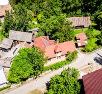 Starší rodinný dom – Ihrište_Púchov  - Letecký pohľad na rodinný dom v Púchove obklopený zeleňou a okolitými budovami.