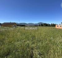 Predaj, pozemok pre rodinný dom   625 m2 Jamník - dr... - Pozemky - bývanie v Jamníku s výhľadom na hory a budovy v pozadí.