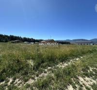 Predaj, pozemok pre rodinný dom   625 m2 Jamník - dr... - Pozemky - bývanie v Jamníku, trávnatá plocha s okolím budov a lesov, slnečný deň.