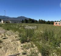 Predaj, pozemok pre rodinný dom   625 m2 Jamník - dr... - Stavebný pozemok v Jamníku s lúkami a domami na pozadí hôr, ideálne pre bývanie.