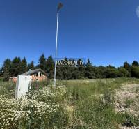 Predaj, pozemok pre rodinný dom   625 m2 Jamník - dr... - Pozemok na bývanie v Jamníku s domom obklopený prírodou a elektrickým rozvádzačom.