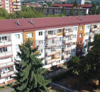 Predaj, trojizbový byt Rimavská Sobota, Rožňavská, R... - Pohľad na bytový dom v Rimavskej Sobote s ponukou 3-izbového bytu.