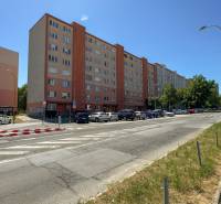 EXKLUZÍVNE: TERASA, ul. ONDAVSKÁ, 3.ízb. byt, 68m2+loggia. Kúpou voľný - Obytné bloky a parkovisko na Ondavskej ulici v Košiciach, časť Západ.