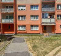 EXKLUZÍVNE: TERASA, ul. ONDAVSKÁ, 3.ízb. byt, 68m2+loggia. Kúpou voľný - Bytový dom s tromi poschodiami na Ondavskej v Košiciach - mestskej časti Západ.