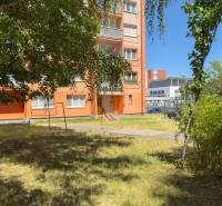 EXKLUZÍVNE: TERASA, ul. ONDAVSKÁ, 3.ízb. byt, 68m2+loggia. Kúpou voľný - Bytový dom obklopený zeleňou na Ondavskej ulici v Košiciach, mestská časť Západ.