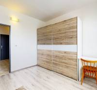 EXKLUZÍVNE: TERASA, ul. ONDAVSKÁ, 3.ízb. byt, 68m2+loggia. Kúpou voľný - Izba v 3-izbovom byte s posuvnou skriňou, písacím stolom a stoličkou.