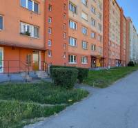 EXKLUZÍVNE: TERASA, ul. ONDAVSKÁ, 3.ízb. byt, 68m2+loggia. Kúpou voľný - Pohľad na bytový dom na Ondavskej ulici, Košice - mestská časť Západ.