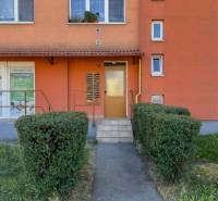 EXKLUZÍVNE: TERASA, ul. ONDAVSKÁ, 3.ízb. byt, 68m2+loggia. Kúpou voľný - Orangeový bytový dom na Ondavskej ulici v Košiciach - mestská časť Západ, vstupný vchod.