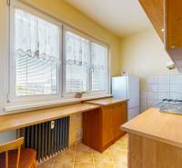 EXKLUZÍVNE: TERASA, ul. ONDAVSKÁ, 3.ízb. byt, 68m2+loggia. Kúpou voľný - Kuchyňa s dreveným nábytkom a oknom v 3-izbovom byte.