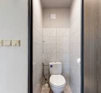 EXKLUZÍVNE: TERASA, ul. ONDAVSKÁ, 3.ízb. byt, 68m2+loggia. Kúpou voľný - Kúpeľňa s WC, obložená bledými dlaždicami, v 3-izbovom byte.
