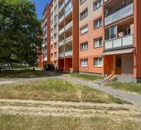 EXKLUZÍVNE: TERASA, ul. ONDAVSKÁ, 3.ízb. byt, 68m2+loggia. Kúpou voľný - Bytový dom na Ondavskej ulici v Košiciach - mestskej časti Západ, obklopený zeleňou.