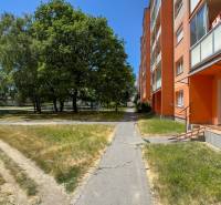 EXKLUZÍVNE: TERASA, ul. ONDAVSKÁ, 3.ízb. byt, 68m2+loggia. Kúpou voľný - Bytový dom na Ondavskej ulici v Košiciach – mestskej časti Západ obklopený zeleňou.