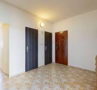 EXKLUZÍVNE: TERASA, ul. ONDAVSKÁ, 3.ízb. byt, 68m2+loggia. Kúpou voľný - Vstupná hala v 3-izbovom byte s dreveným nábytkom a dlažbou, vedľa jedálne.